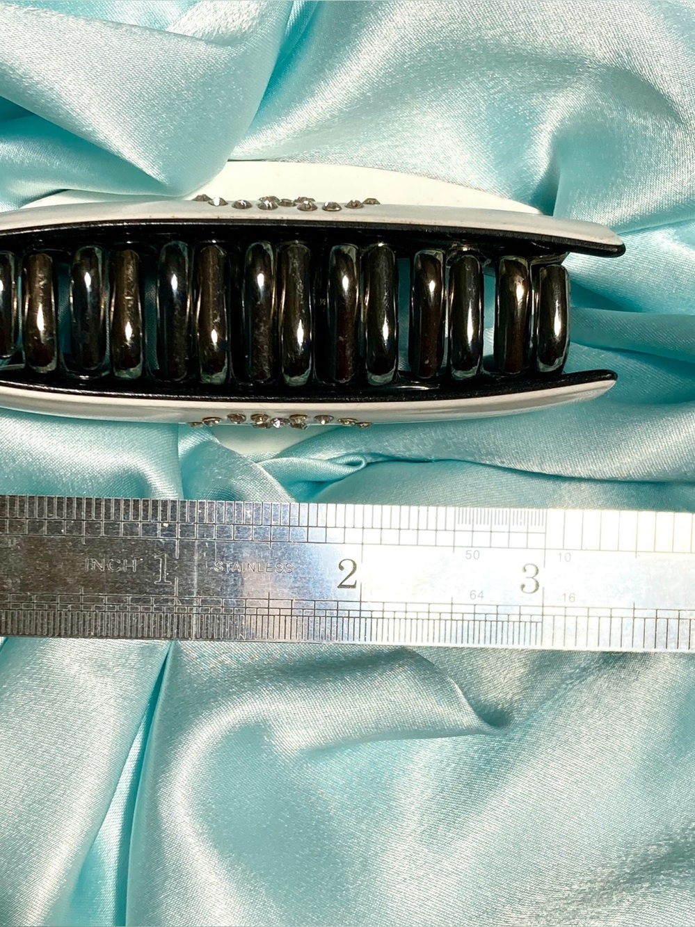 Chanel GWP VIPs Hair Claw 4” Vintage 1999 - Picture 3 of 4
